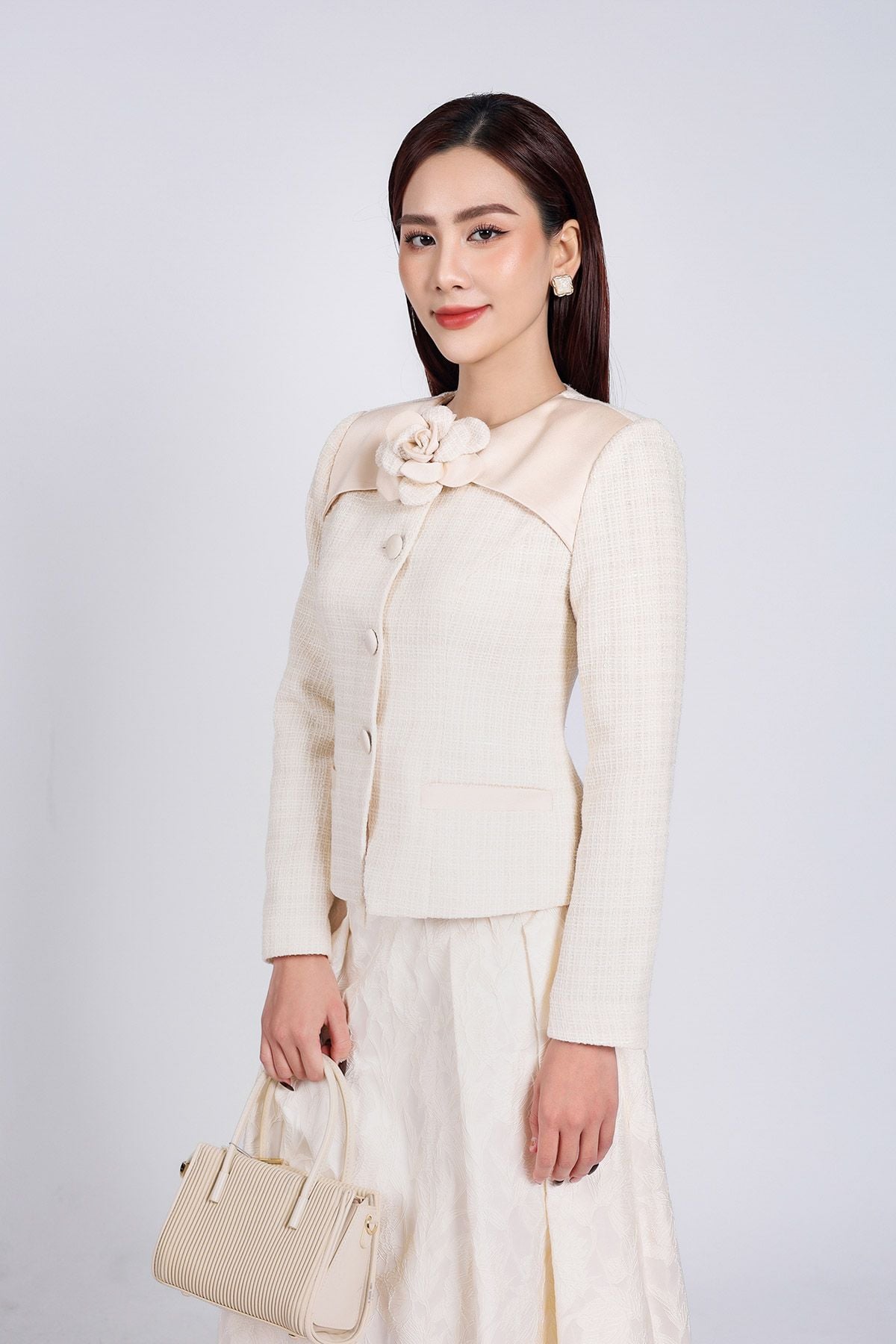 BAV73198 - Áo vest vải dạ Tewd dáng ôm cổ tròn phối lụa thân áo phối khuy bọc kèm hoa cài trang trí - PANTIO