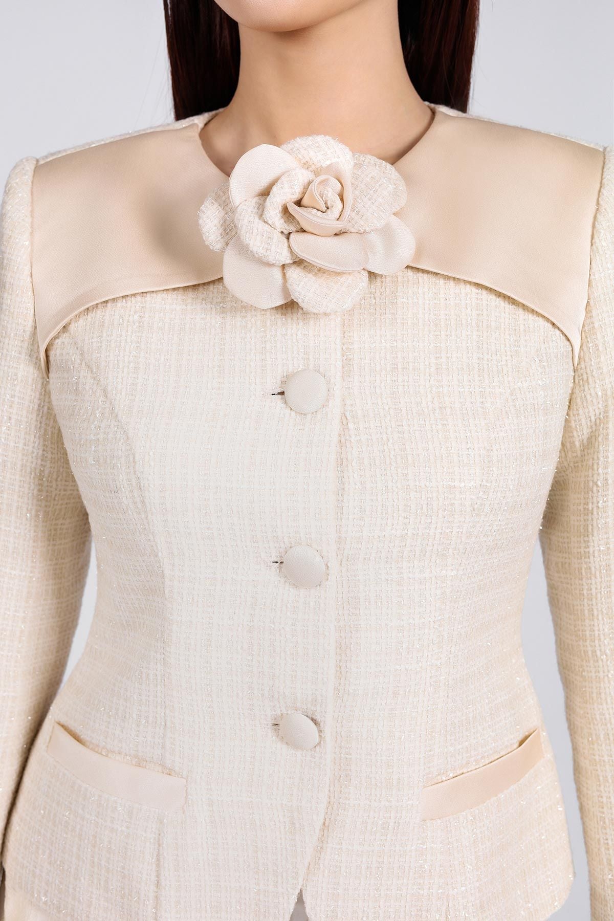 BAV73198 - Áo vest vải dạ Tewd dáng ôm cổ tròn phối lụa thân áo phối khuy bọc kèm hoa cài trang trí - PANTIO