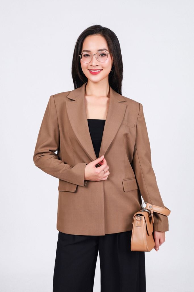 BAV73199 - Áo khoác vest công sở vải thô đũi dáng suông cổ hai ve thân áo đính khuy tạo kiểu có đính nắp túi trang trí - PANTIO