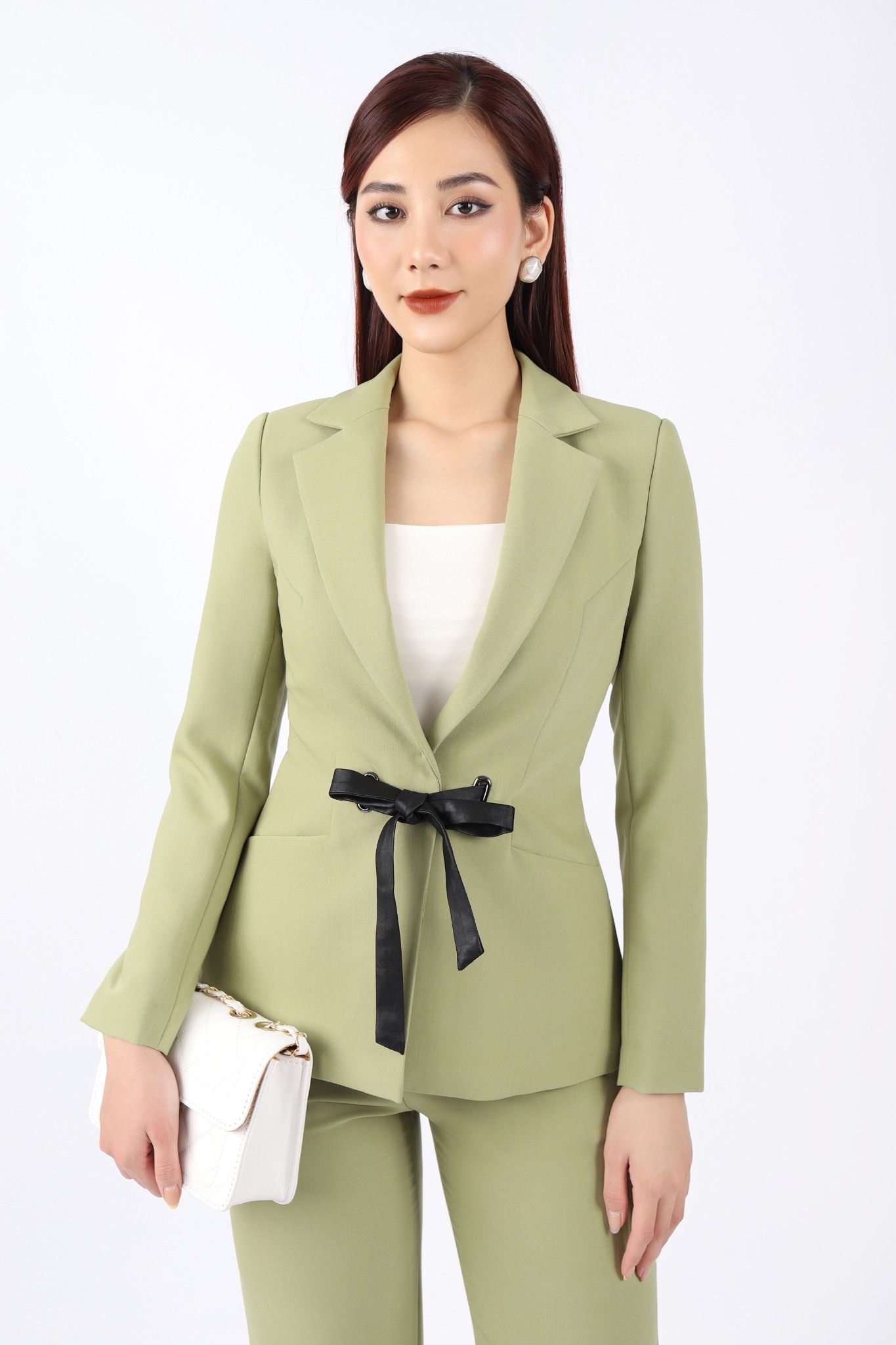 BAV92943 - Áo vest nữ công sở vải thô dáng ôm có lót vải lụa gió cổ hai ve thân phối đai da tạo kiểu - PANTIO