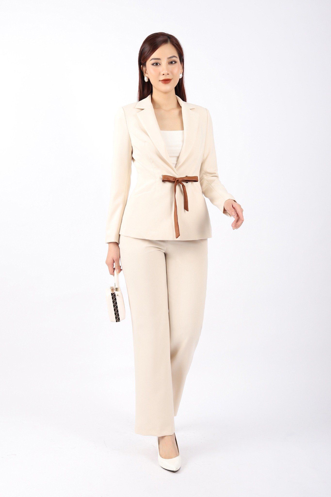 BAV92943 - Áo vest nữ công sở vải thô dáng ôm có lót vải lụa gió cổ hai ve thân phối đai da tạo kiểu - PANTIO