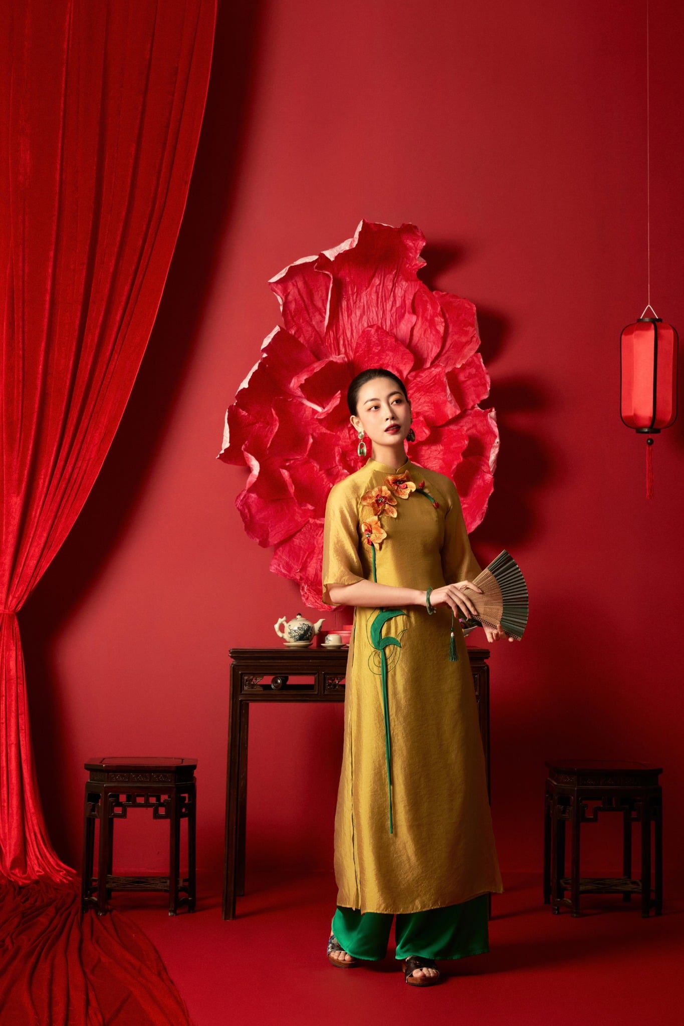 BDA50137 - Áo dài cách tân vải lụa tơ dáng suông hai lớp cổ cao 3cm đầu vuông thân đính hoa 3D tạo kiểu khóa thân sau - PANTIO