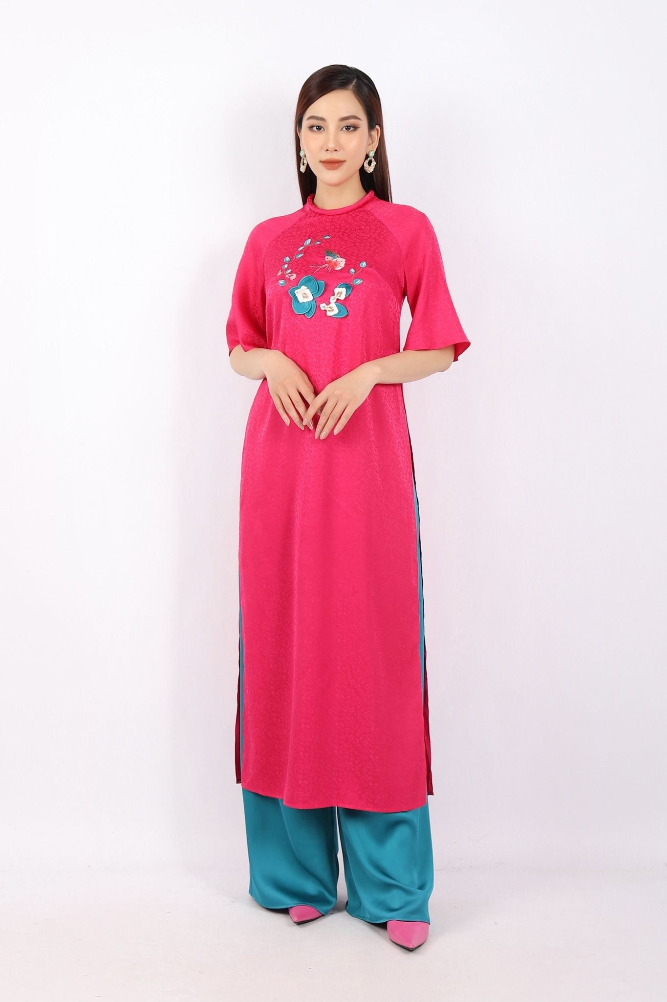 BDA50138 - Áo dài cách tân vải gấm dáng suông cổ tròn kiểu tay loe thân phối hình thêu trang trí khóa thân sau - PANTIO