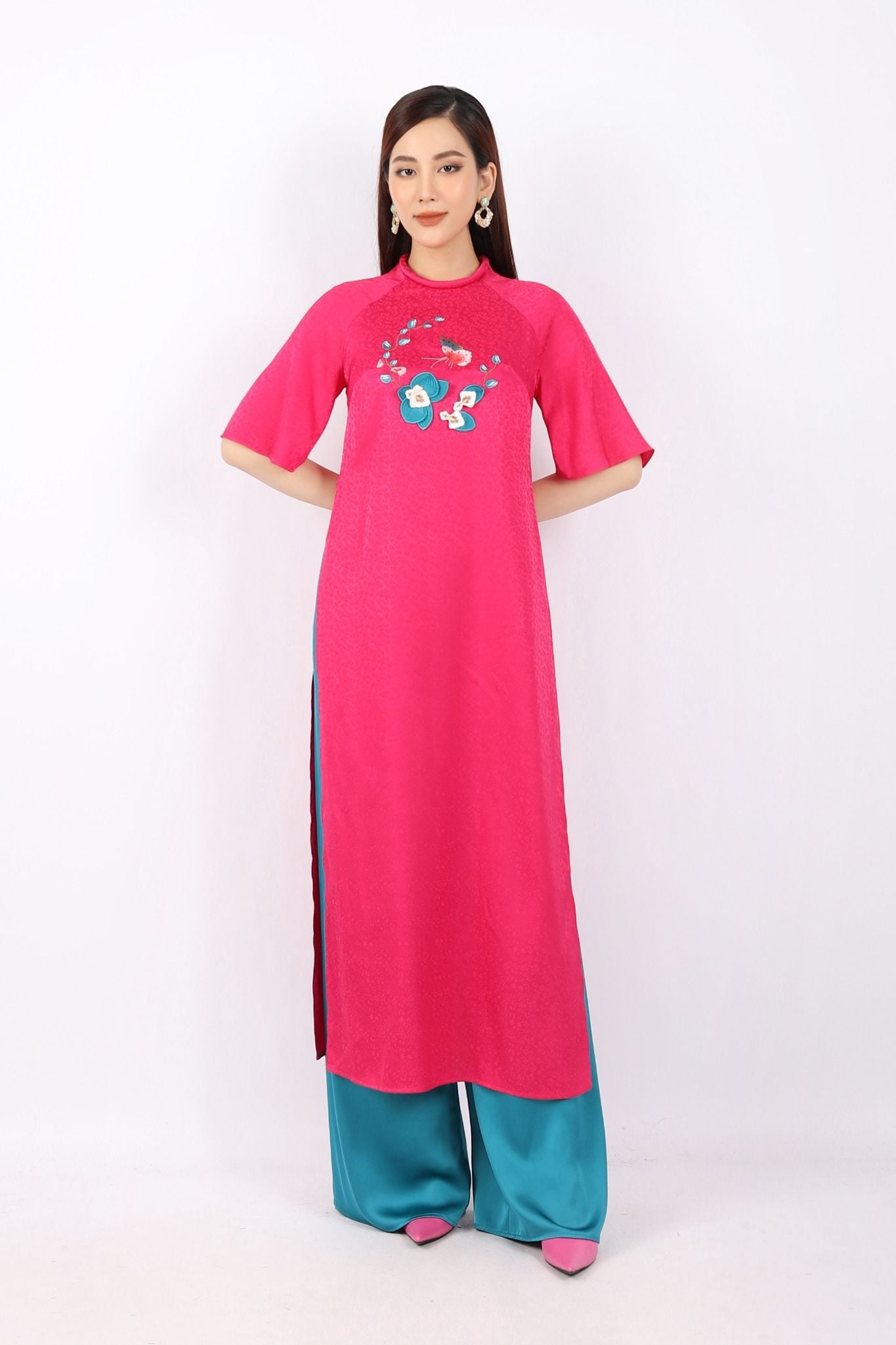 BDA50138 - Áo dài cách tân vải gấm dáng suông cổ tròn kiểu tay loe thân phối hình thêu trang trí khóa thân sau - PANTIO