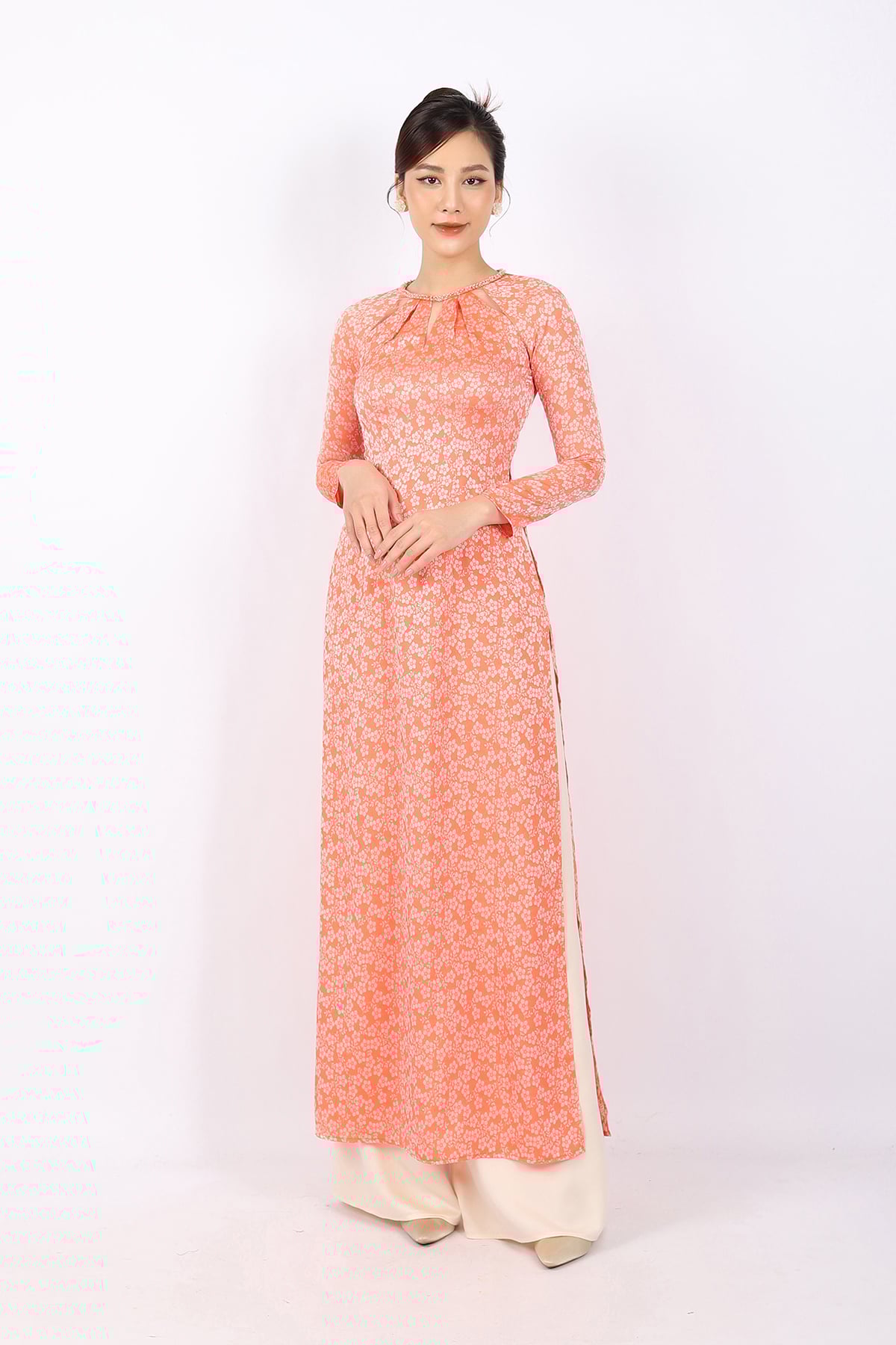 BDA50139 - Áo dài truyền thống vải gấm dáng ôm cổ tròn đính đá thân ngực cut- PANTIO