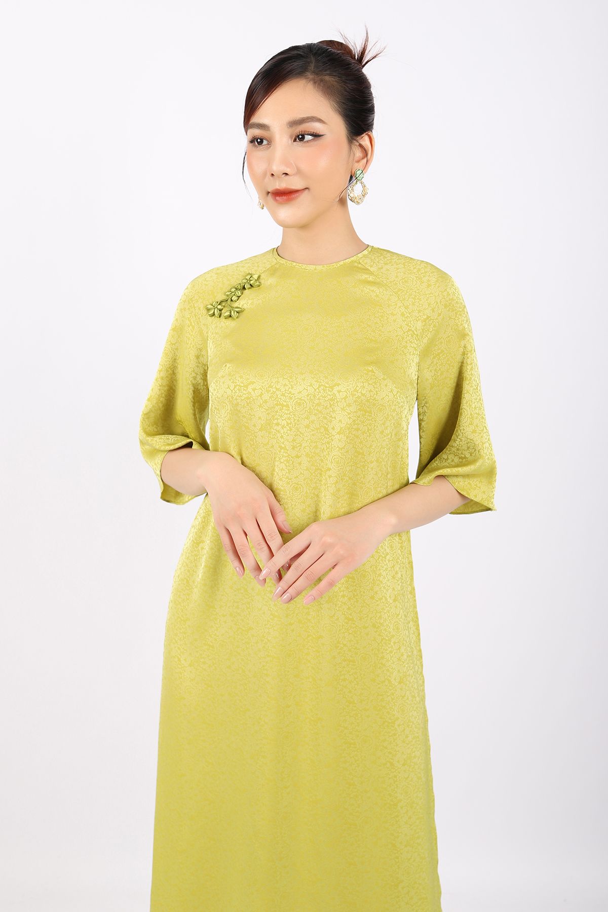 BDA50147 - Áo dài cách tân vải gấm dáng suông cổ tròn tay loe thân phối khuy tết trang trí khóa thân sau - PANTIO