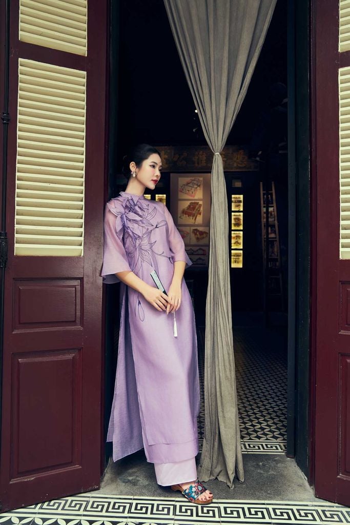 BDA50155 - Áo dài cách tân vải tơ dáng suông dài hai tà cổ tàu tay áo giác lăng thân áo đính hoa 3D cao cấp - PANTIO