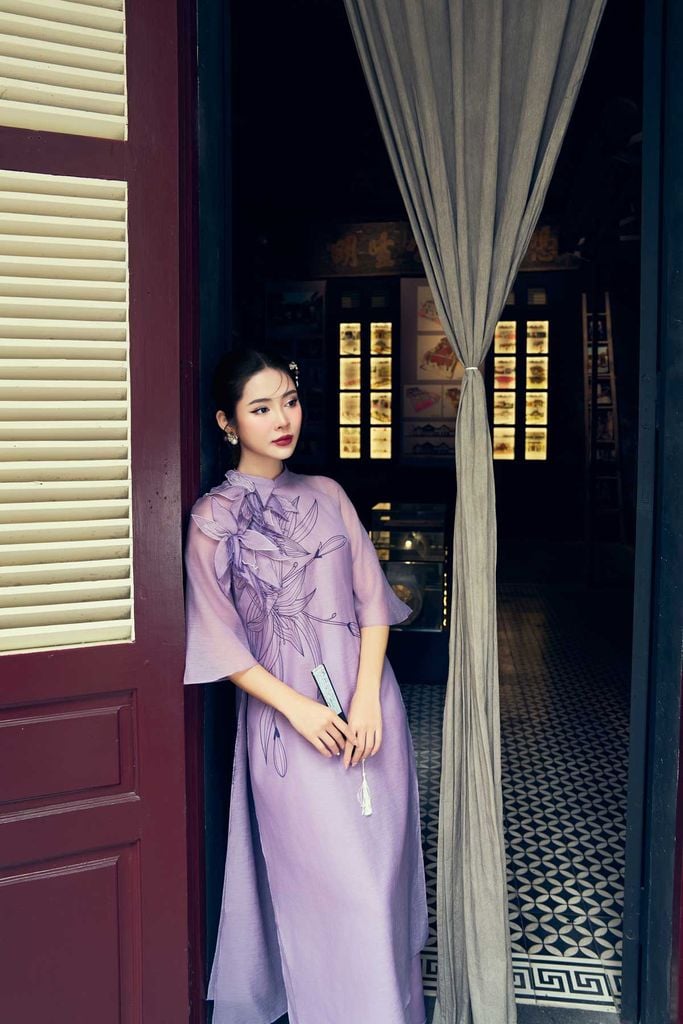 BDA50155 - Áo dài cách tân vải tơ dáng suông dài hai tà cổ tàu tay áo giác lăng thân áo đính hoa 3D cao cấp - PANTIO