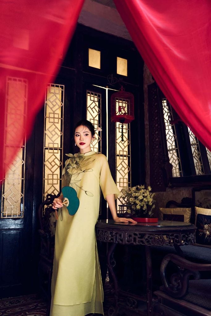 BDA50155 - Áo dài cách tân vải tơ dáng suông dài hai tà cổ tàu tay áo giác lăng thân áo đính hoa 3D cao cấp - PANTIO