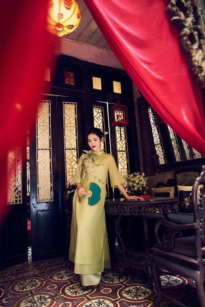 BDA50155 - Áo dài cách tân vải tơ dáng suông dài hai tà cổ tàu tay áo giác lăng thân áo đính hoa 3D cao cấp - PANTIO