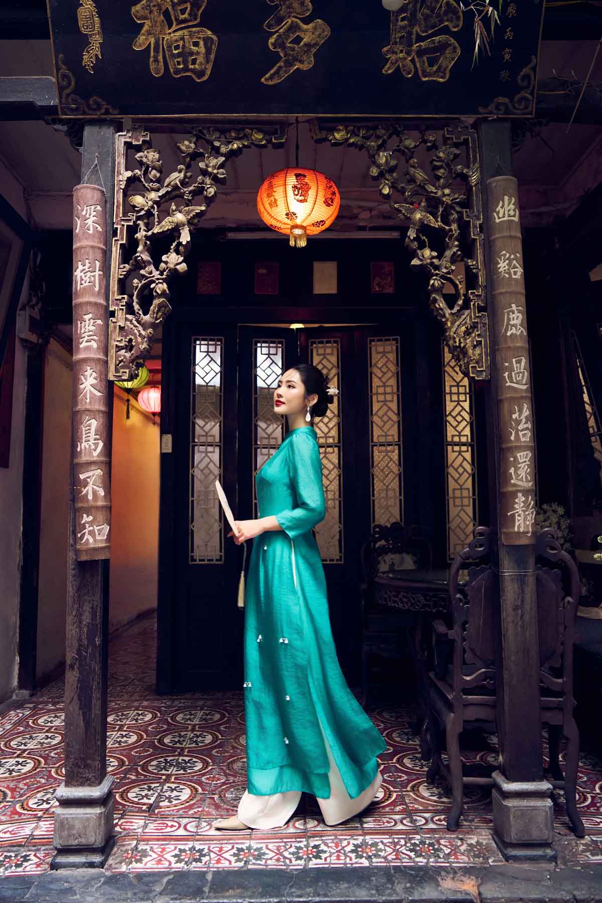 BDA50156 - Áo dài truyền thống vải tơ dáng ôm hai tà cổ tàu tay dài thân áo đính ngọc tạo kiểu - PANTIO