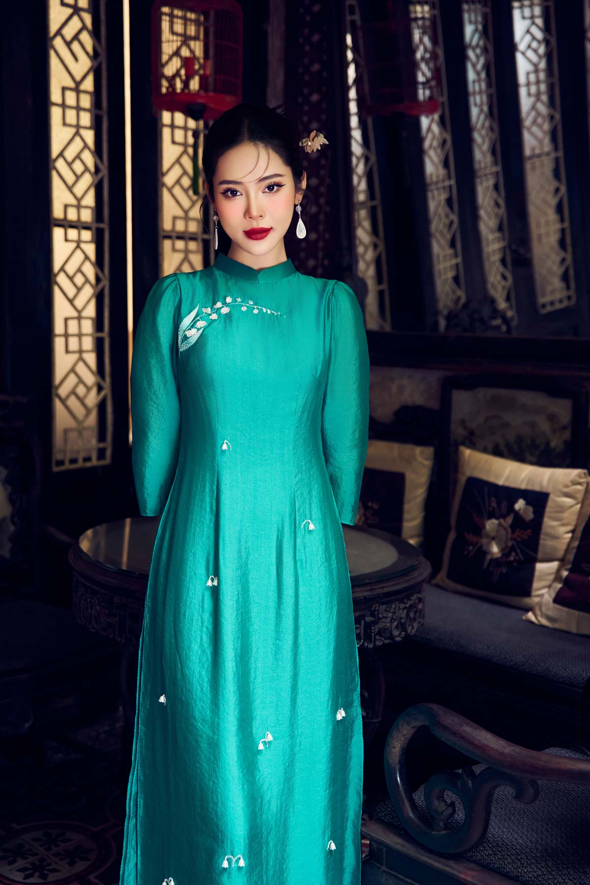 BDA50156 - Áo dài truyền thống vải tơ dáng ôm hai tà cổ tàu tay dài thân áo đính ngọc tạo kiểu - PANTIO