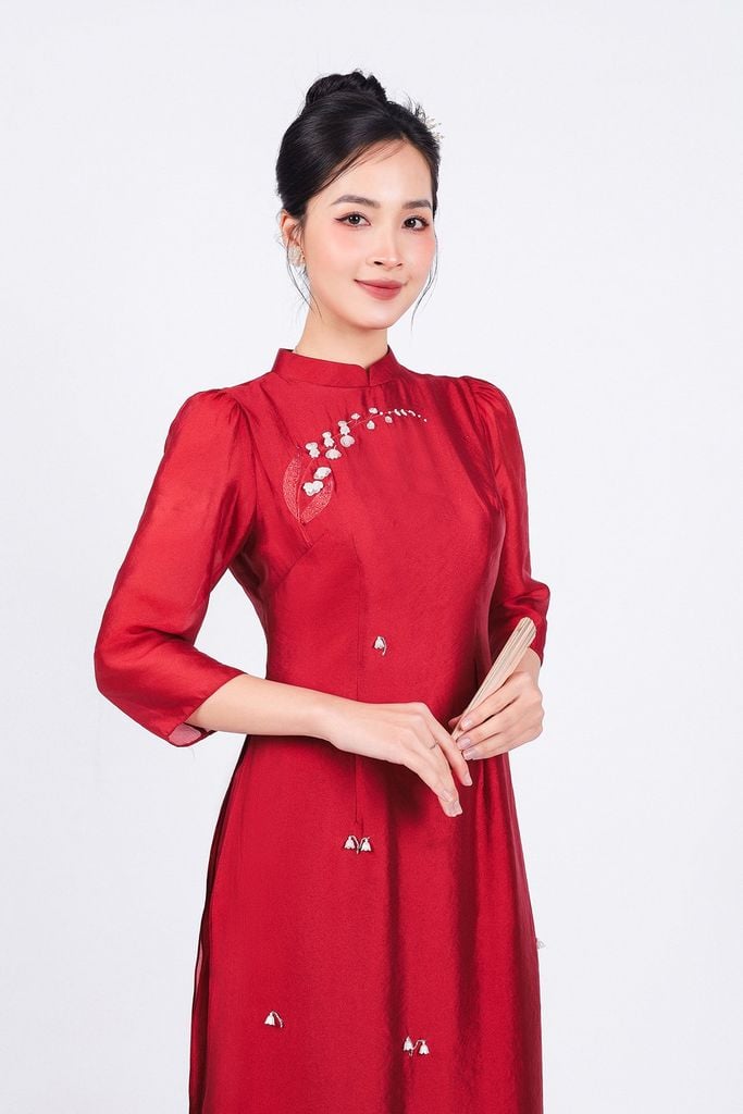BDA50156 - Áo dài truyền thống vải tơ dáng ôm hai tà cổ tàu tay dài thân áo đính ngọc tạo kiểu - PANTIO