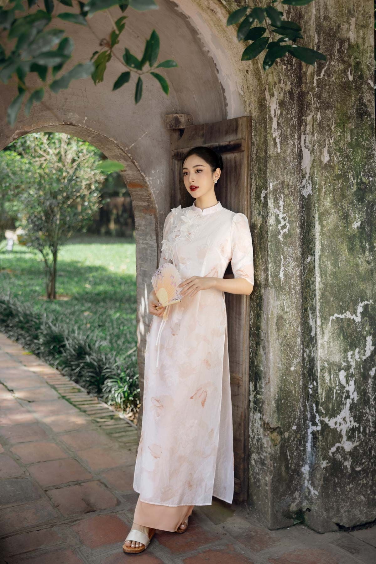 BDA50157 - Áo dài cách tân vải tơ dáng suông cổ tàu tay lỡ vai bồng nhẹ hai tà đính hoa 3D khoá thân sau - PANTIO