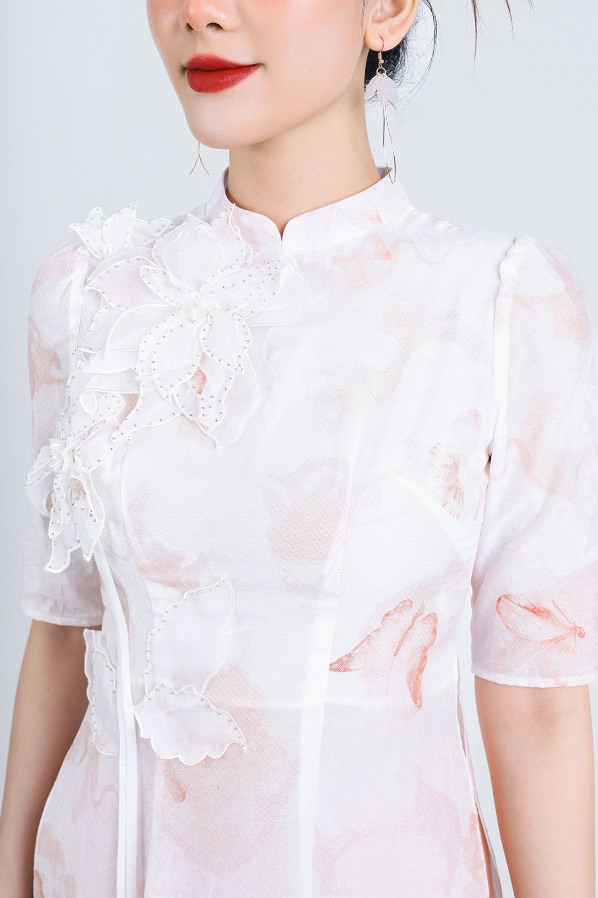 BDA50157 - Áo dài cách tân vải tơ dáng suông cổ tàu tay lỡ vai bồng nhẹ hai tà đính hoa 3D khoá thân sau - PANTIO