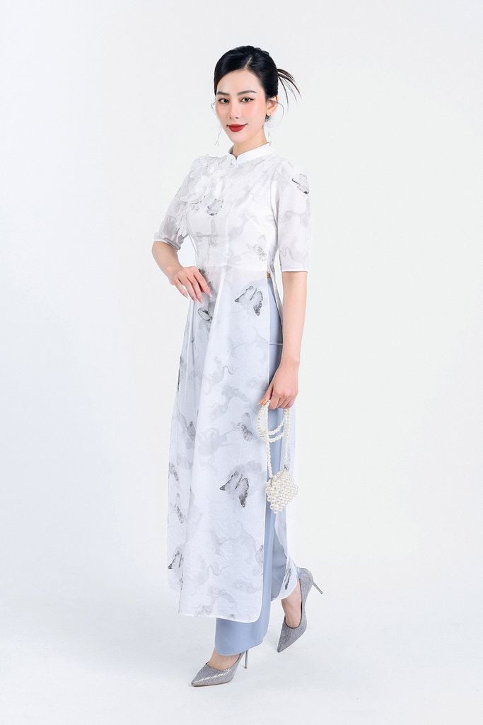 BDA50157 - Áo dài cách tân vải tơ dáng suông cổ tàu tay lỡ vai bồng nhẹ hai tà đính hoa 3D khoá thân sau - PANTIO