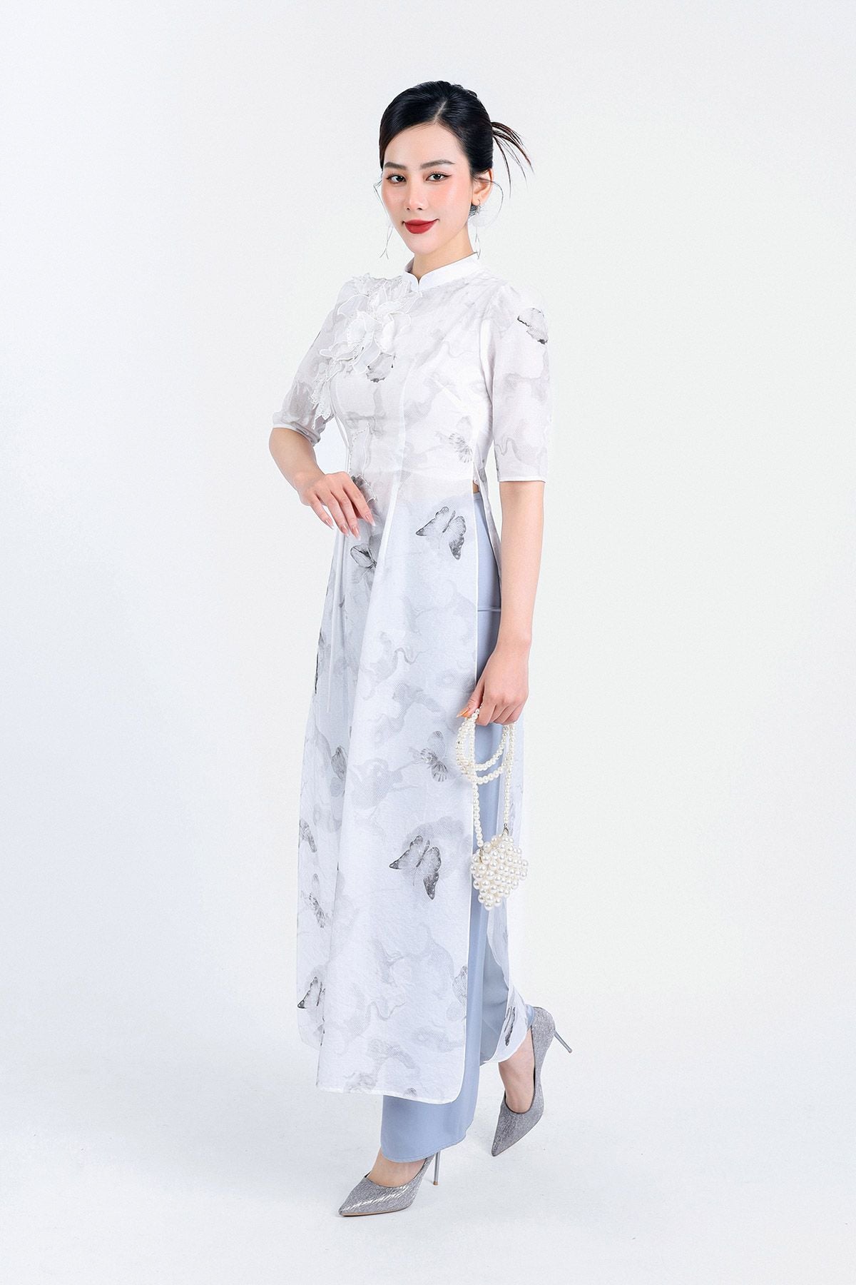 BDA50157 - Áo dài cách tân vải tơ dáng suông cổ tàu tay lỡ vai bồng nhẹ hai tà đính hoa 3D khoá thân sau - PANTIO