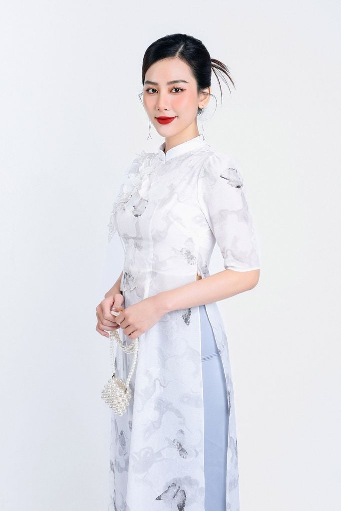 BDA50157 - Áo dài cách tân vải tơ dáng suông cổ tàu tay lỡ vai bồng nhẹ hai tà đính hoa 3D khoá thân sau - PANTIO