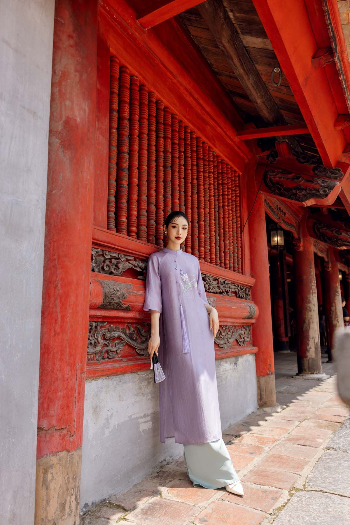 BDA50158 - Áo dài cách tân vải tơ cổ tàu tay loe thân áo thêu hoa kèm dây tua rua trang trí - PANTIO