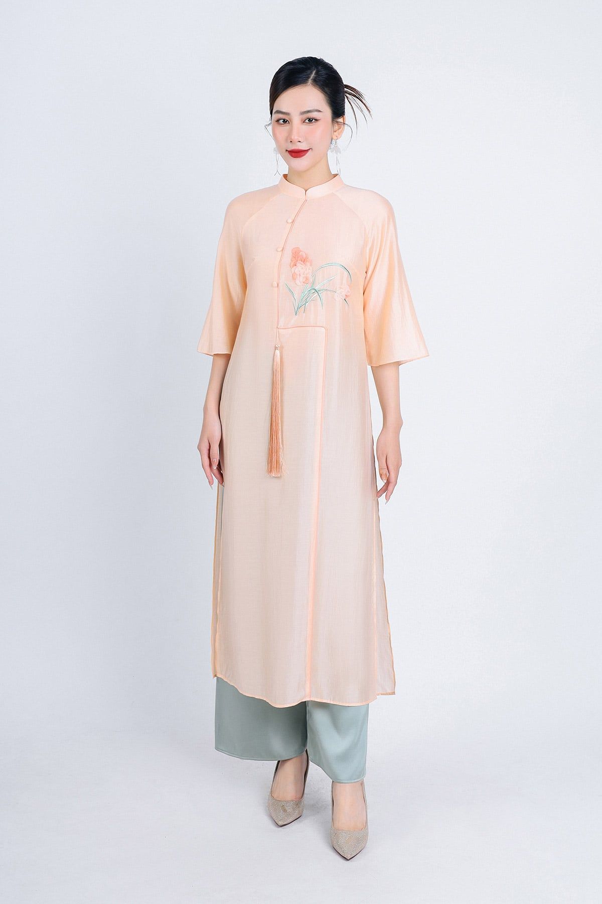 BDA50158 - Áo dài cách tân vải tơ cổ tàu tay loe thân áo thêu hoa kèm dây tua rua trang trí - PANTIO
