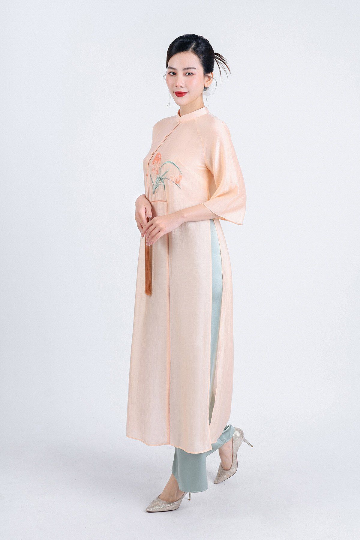 BDA50158 - Áo dài cách tân vải tơ cổ tàu tay loe thân áo thêu hoa kèm dây tua rua trang trí - PANTIO