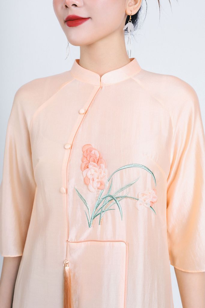 BDA50158 - Áo dài cách tân vải tơ cổ tàu tay loe thân áo thêu hoa kèm dây tua rua trang trí - PANTIO