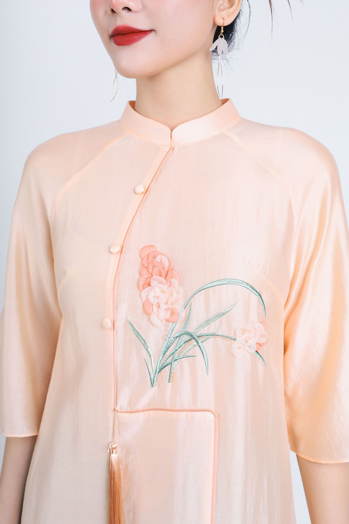 BDA50158 - Áo dài cách tân vải tơ cổ tàu tay loe thân áo thêu hoa kèm dây tua rua trang trí - PANTIO