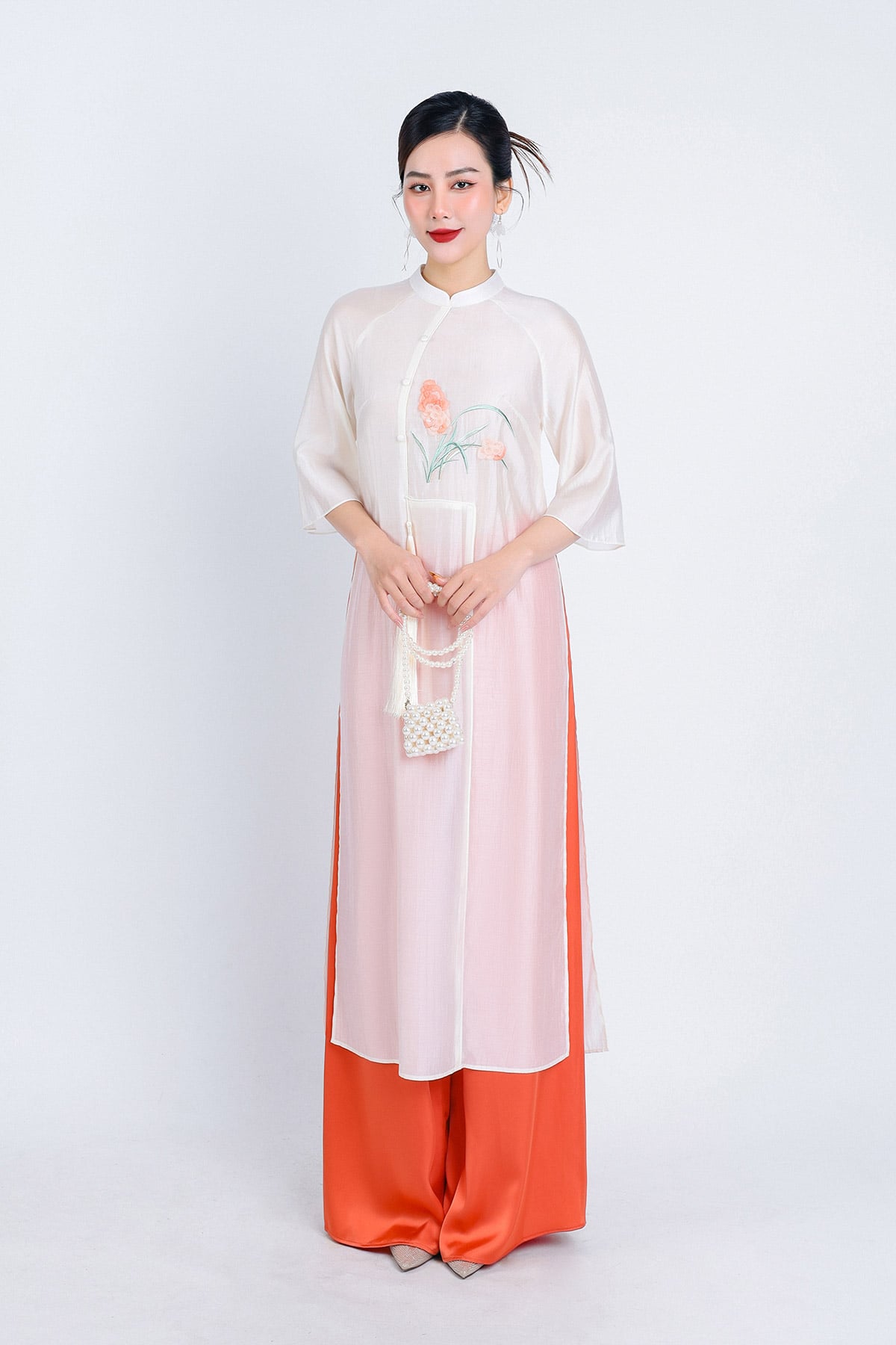 BDA50158 - Áo dài cách tân vải tơ cổ tàu tay loe thân áo thêu hoa kèm dây tua rua trang trí - PANTIO