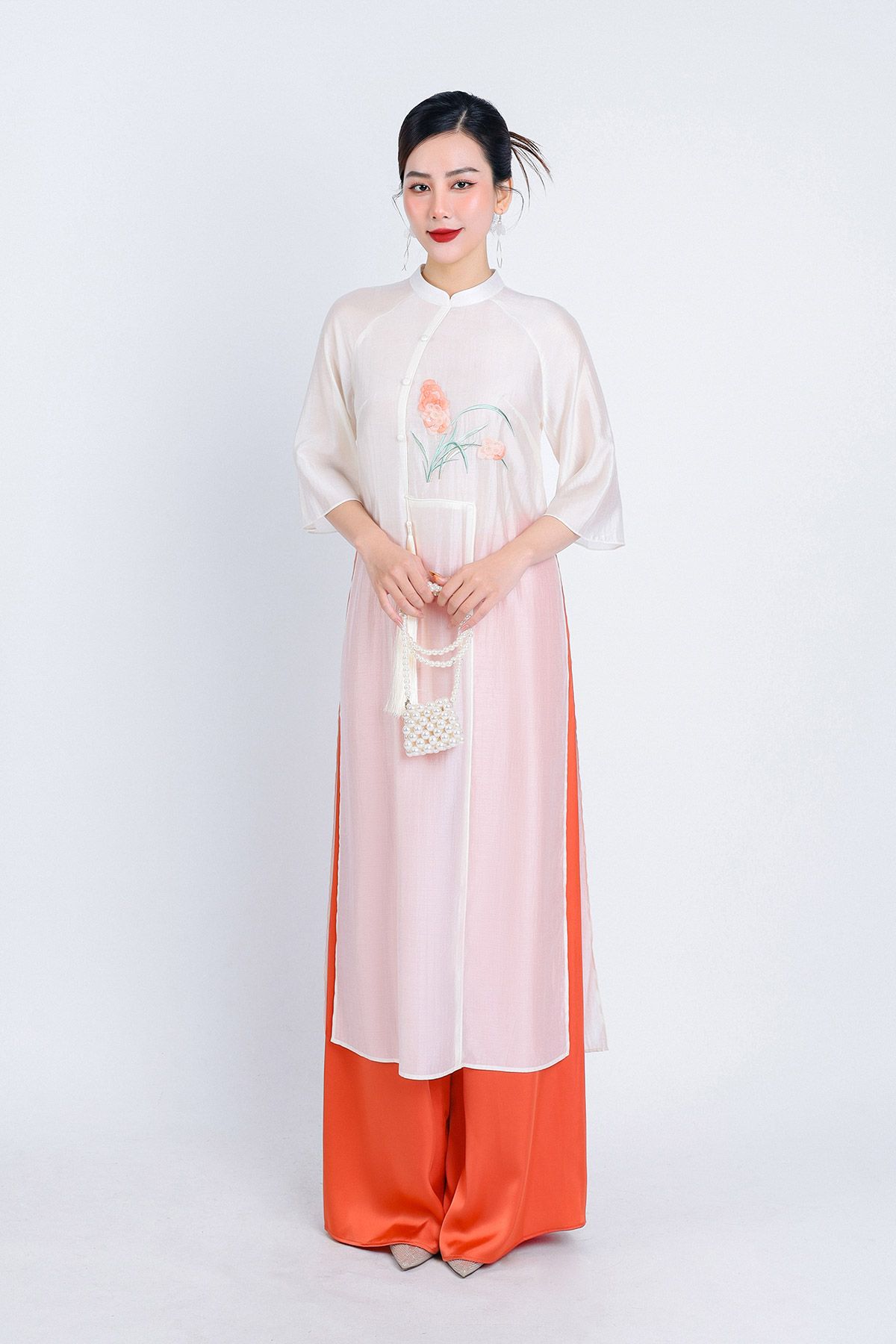 BDA50158 - Áo dài cách tân vải tơ cổ tàu tay loe thân áo thêu hoa kèm dây tua rua trang trí - PANTIO