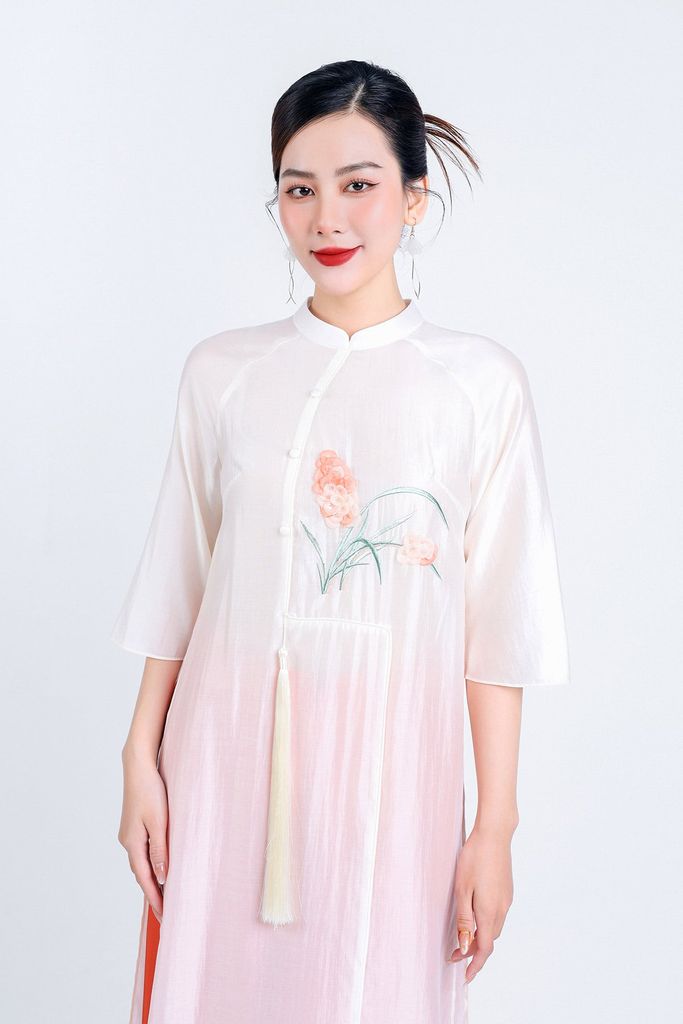 BDA50158 - Áo dài cách tân vải tơ cổ tàu tay loe thân áo thêu hoa kèm dây tua rua trang trí - PANTIO