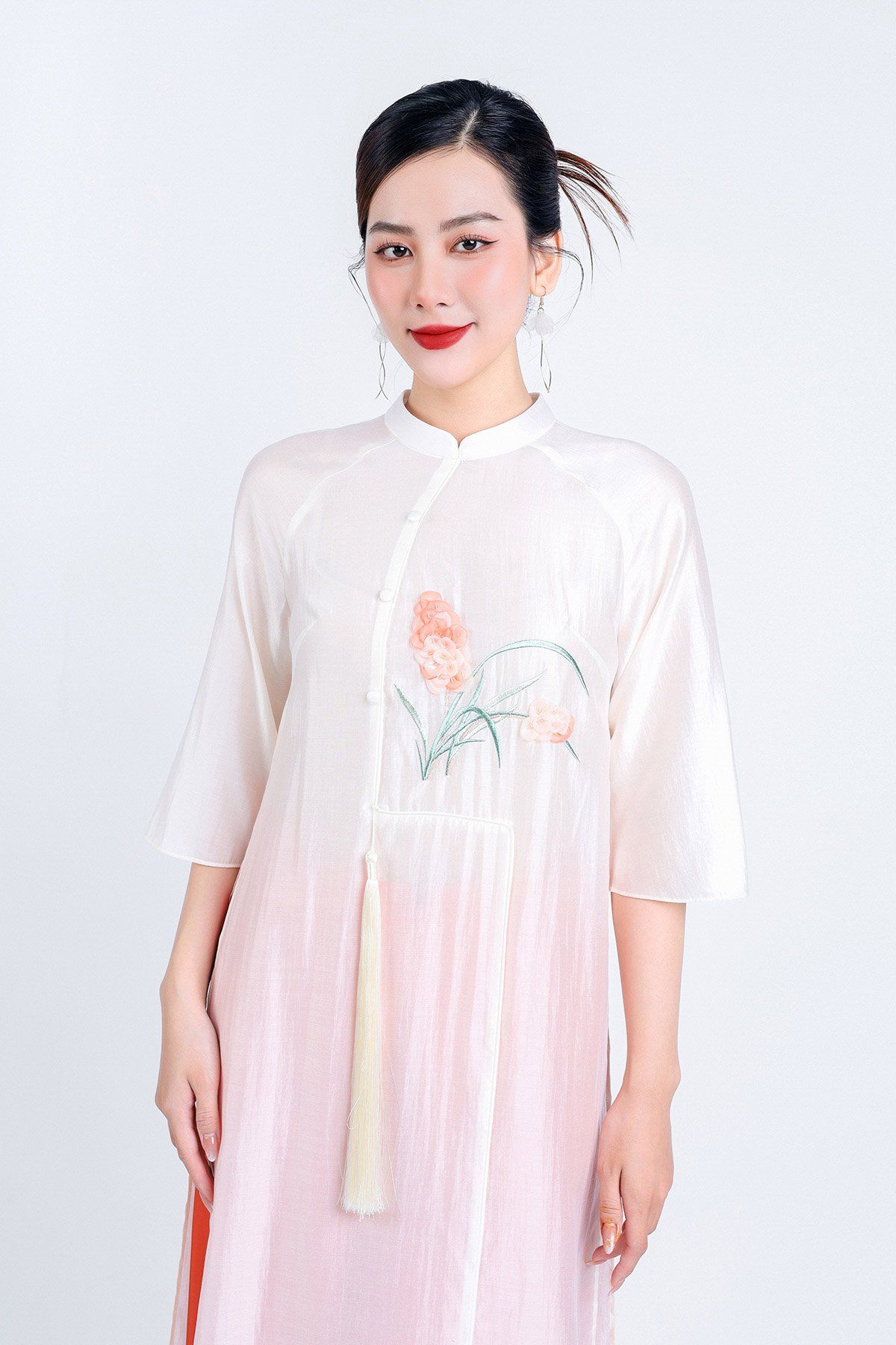 BDA50158 - Áo dài cách tân vải tơ cổ tàu tay loe thân áo thêu hoa kèm dây tua rua trang trí - PANTIO