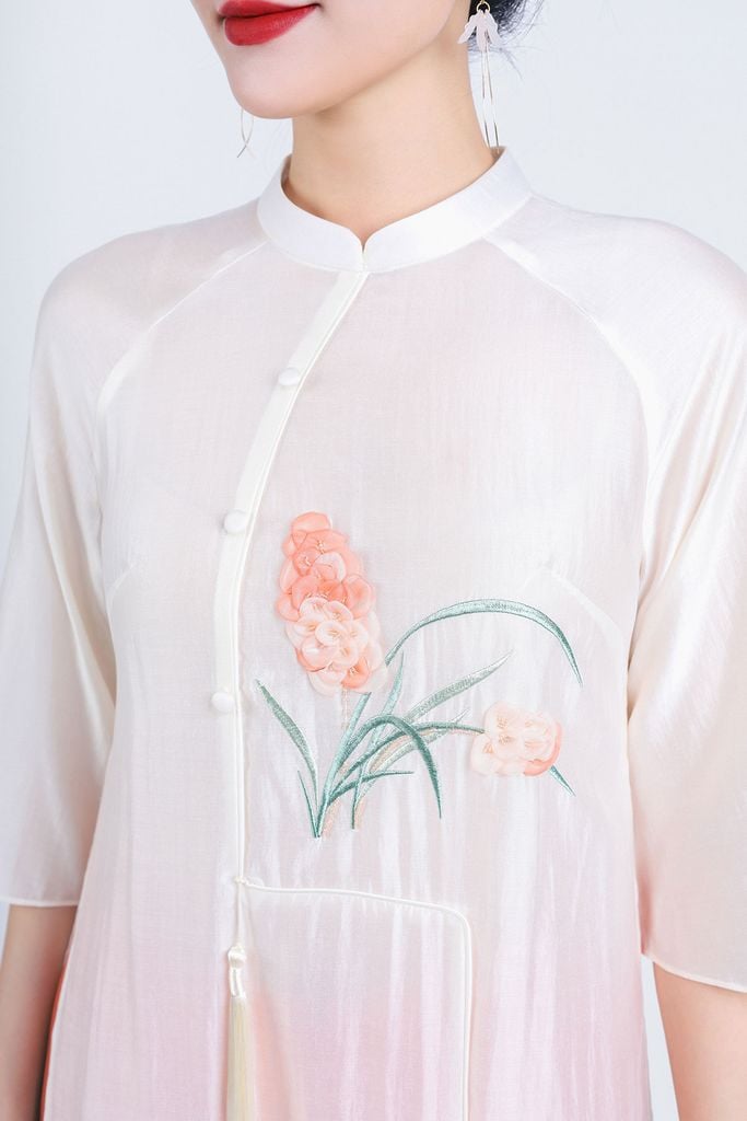 BDA50158 - Áo dài cách tân vải tơ cổ tàu tay loe thân áo thêu hoa kèm dây tua rua trang trí - PANTIO