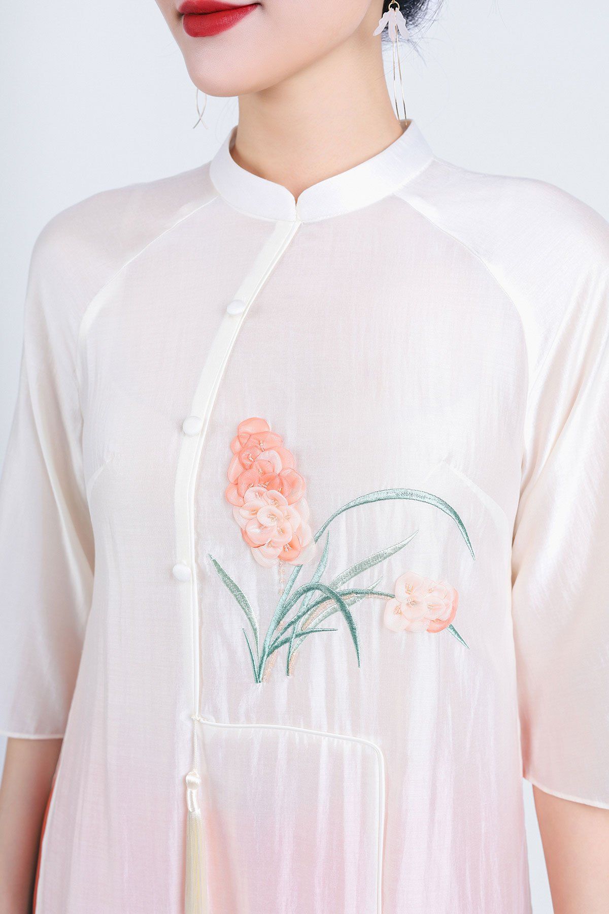 BDA50158 - Áo dài cách tân vải tơ cổ tàu tay loe thân áo thêu hoa kèm dây tua rua trang trí - PANTIO