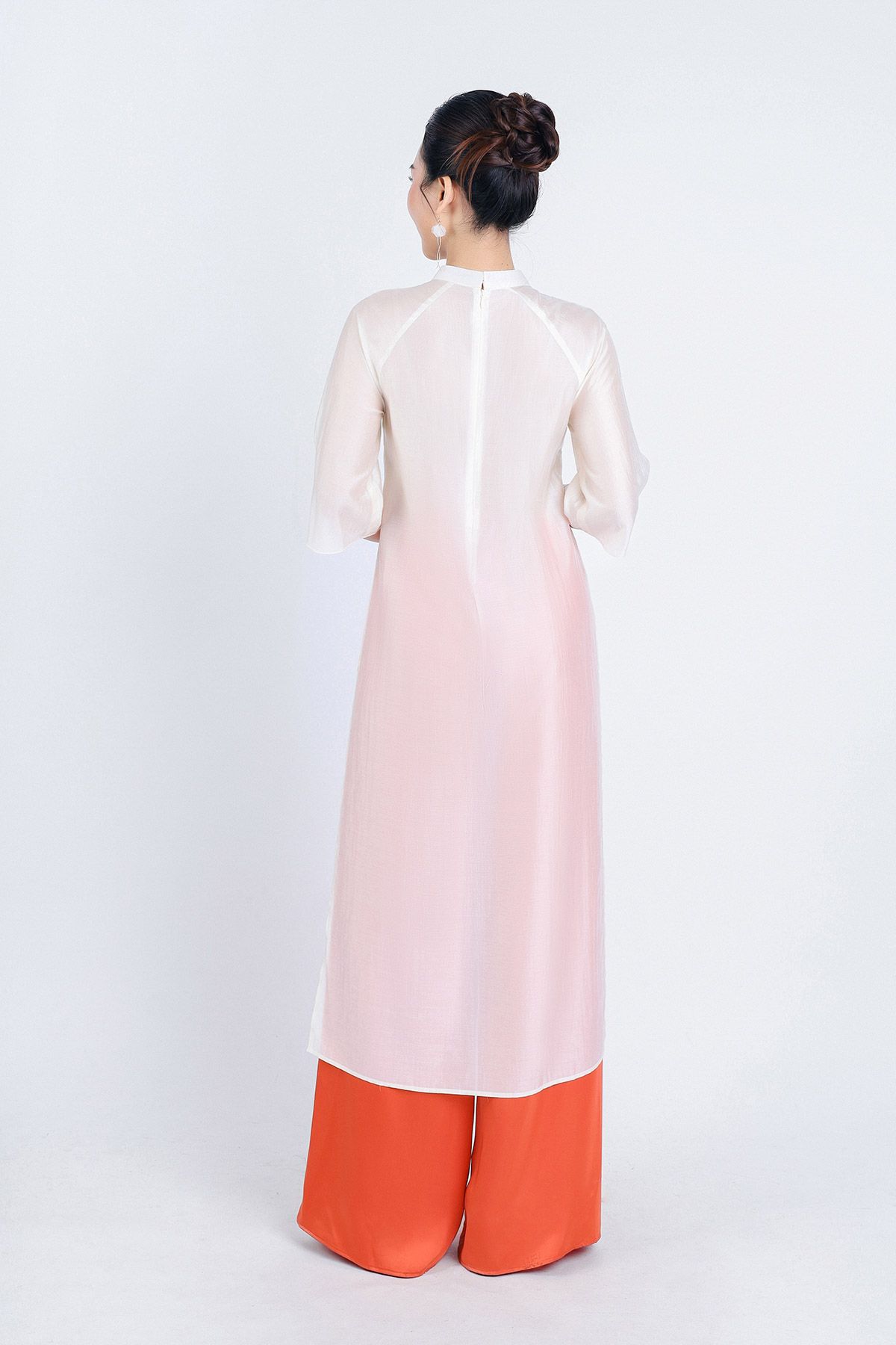 BDA50158 - Áo dài cách tân vải tơ cổ tàu tay loe thân áo thêu hoa kèm dây tua rua trang trí - PANTIO