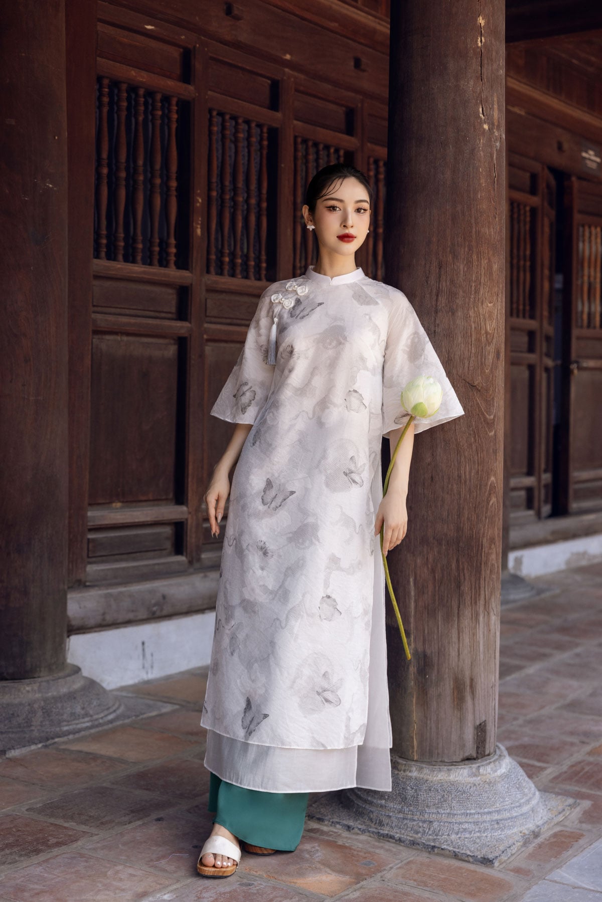 BDA50161 - Áo dài cách tân vải tơ dáng suông hai tà cổ tàu tay loe thân áo phối dây tua rua trang trí khoá thân sau - PANTIO