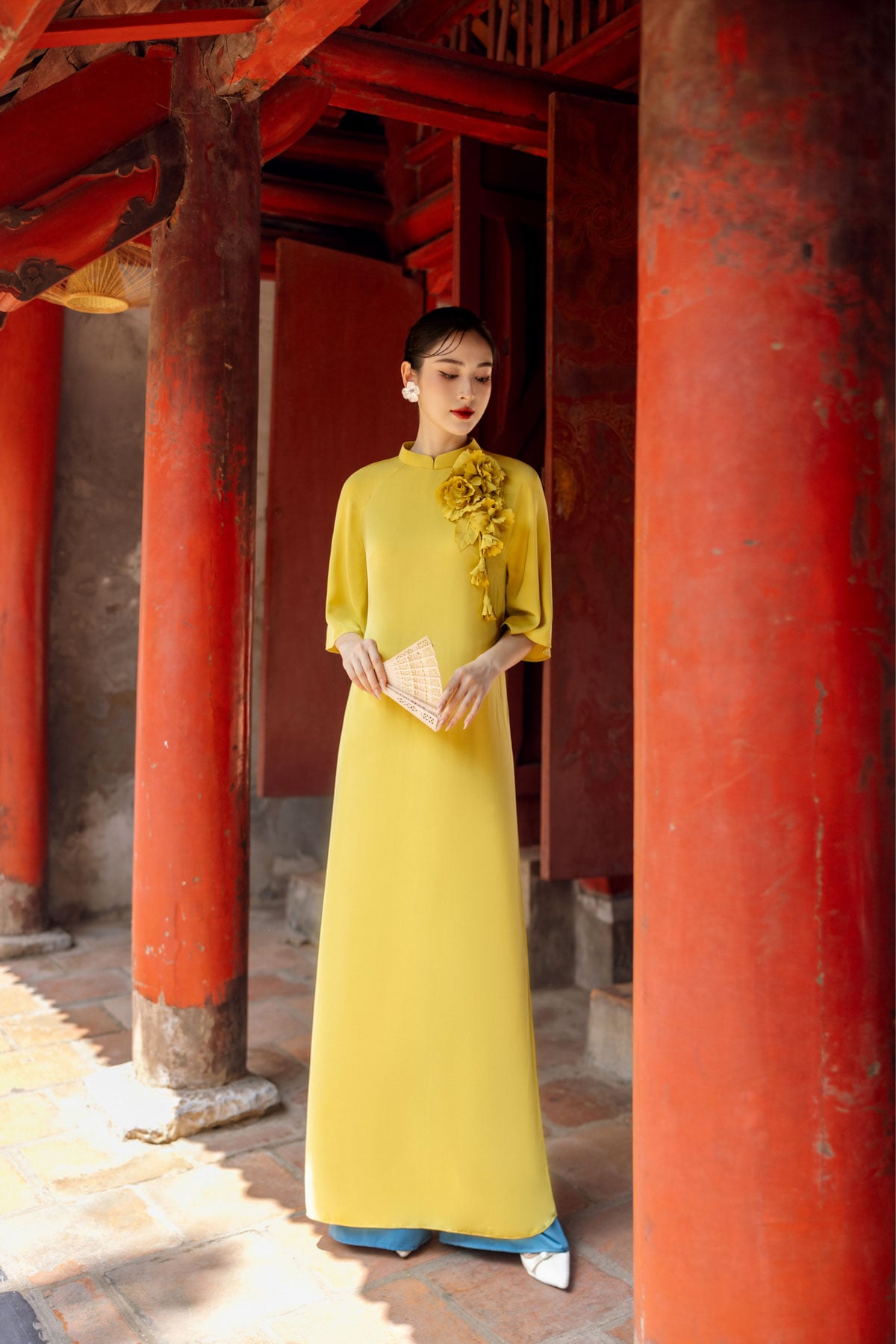 BDA50162 - Áo dài truyền thống vải lụa tằm dáng suông cổ tàu tay lỡ thân áo đính hoa 3D trang trí khoá thân sau - PANTIO