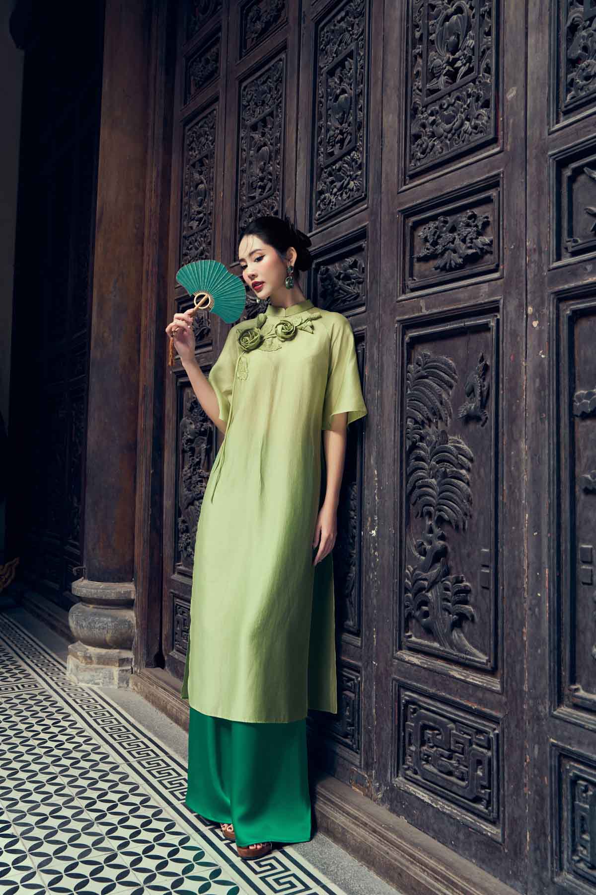 BDA50165 - Áo dài cách tân vải tơ dáng suông hai tà cổ tàu tay áo giác lăng thân áo đính hoa 3D cao cấp - PANTIO