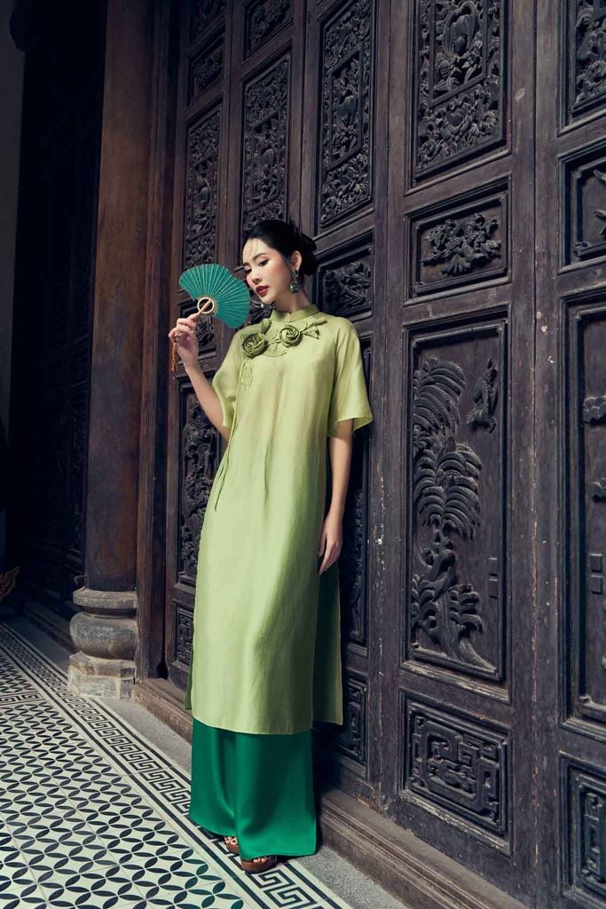 BDA50165 - Áo dài cách tân vải tơ dáng suông hai tà cổ tàu tay áo giác lăng thân áo đính hoa 3D cao cấp - PANTIO