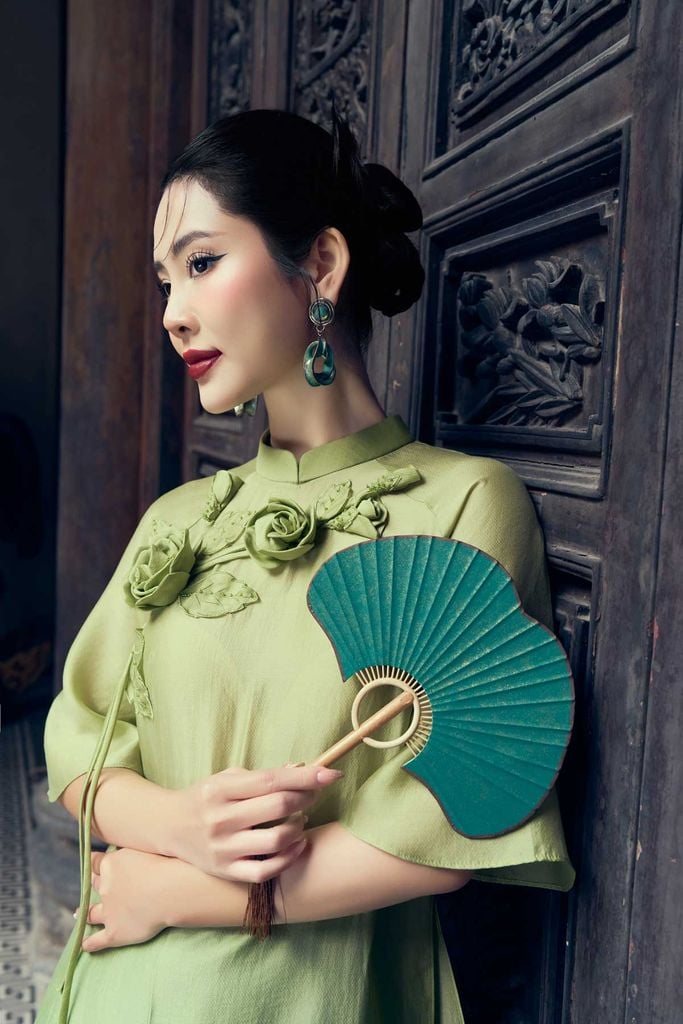 BDA50165 - Áo dài cách tân vải tơ dáng suông hai tà cổ tàu tay áo giác lăng thân áo đính hoa 3D cao cấp - PANTIO
