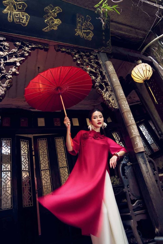 BDA50165 - Áo dài cách tân vải tơ dáng suông hai tà cổ tàu tay áo giác lăng thân áo đính hoa 3D cao cấp - PANTIO