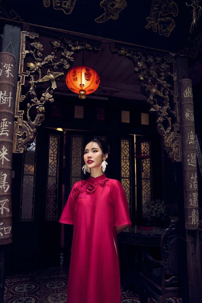 BDA50165 - Áo dài cách tân vải tơ dáng suông hai tà cổ tàu tay áo giác lăng thân áo đính hoa 3D cao cấp - PANTIO
