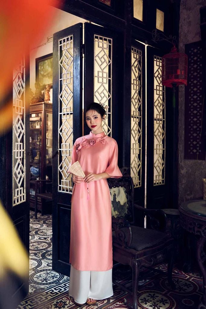 BDA50165 - Áo dài cách tân vải tơ dáng suông hai tà cổ tàu tay áo giác lăng thân áo đính hoa 3D cao cấp - PANTIO