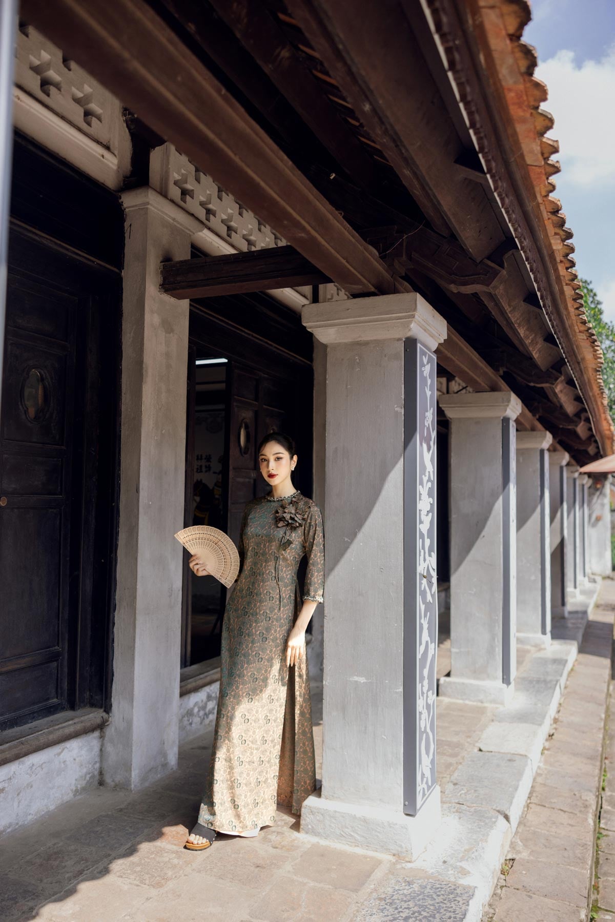 BDA50166 - Áo dài truyền thống vải gấm dáng suông cổ tròn tay lỡ đính hoa 3D khoá thân sau - PANTIO