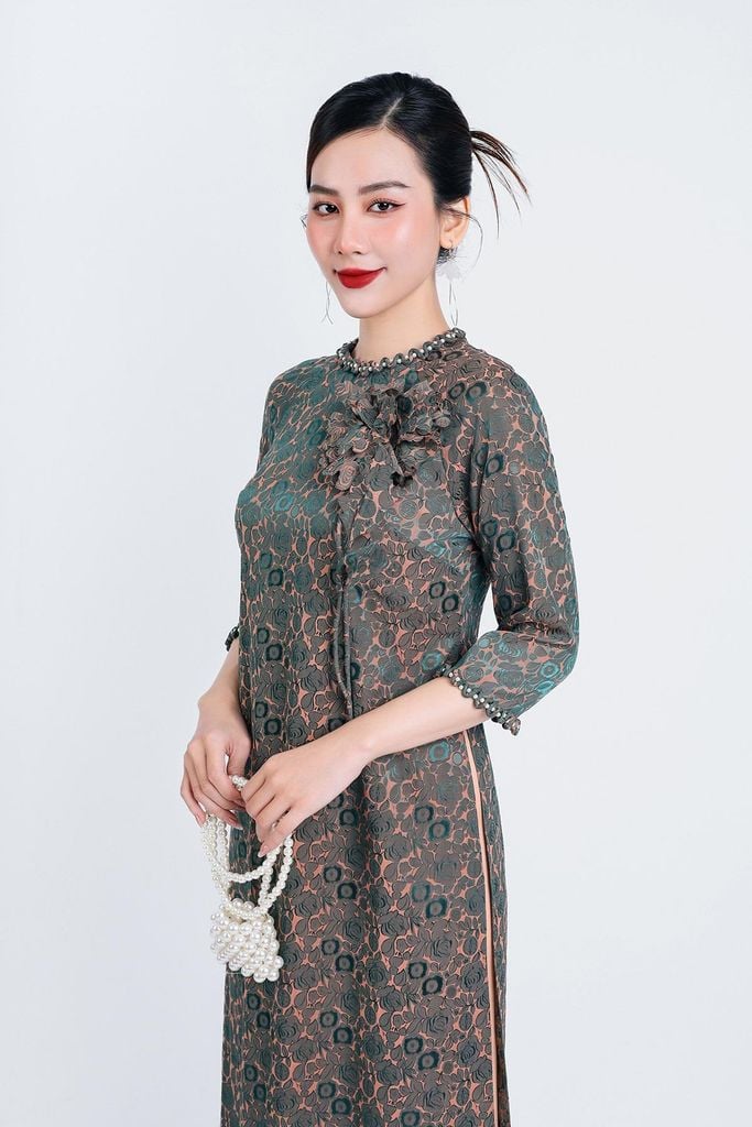 BDA50166 - Áo dài truyền thống vải gấm dáng suông cổ tròn tay lỡ đính hoa 3D khoá thân sau - PANTIO