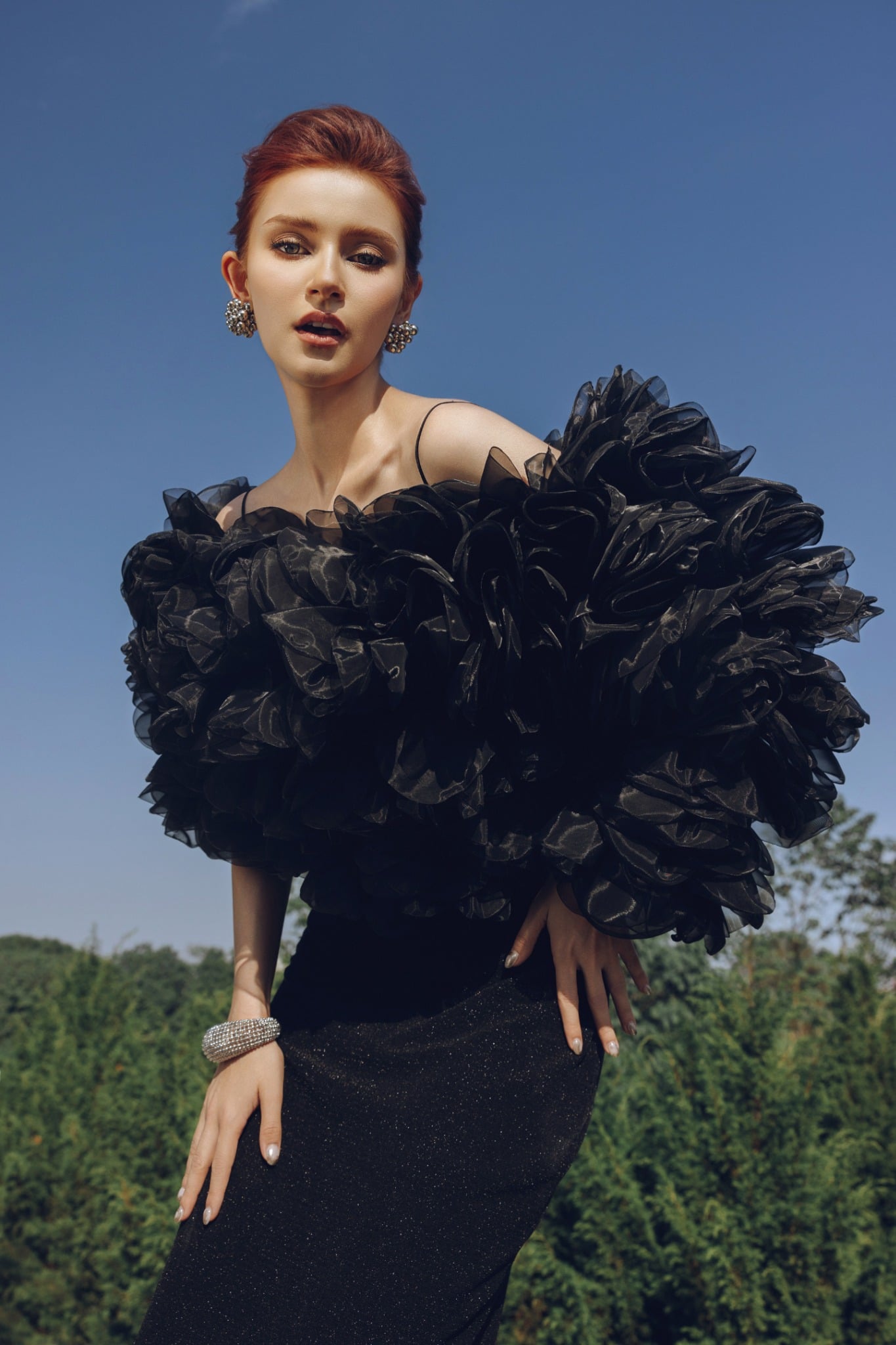 BAK93449 - Áo kiểu cao cấp vải voan kính tạo hình hoa 3D tay áo bất đối xứng - PANTIO