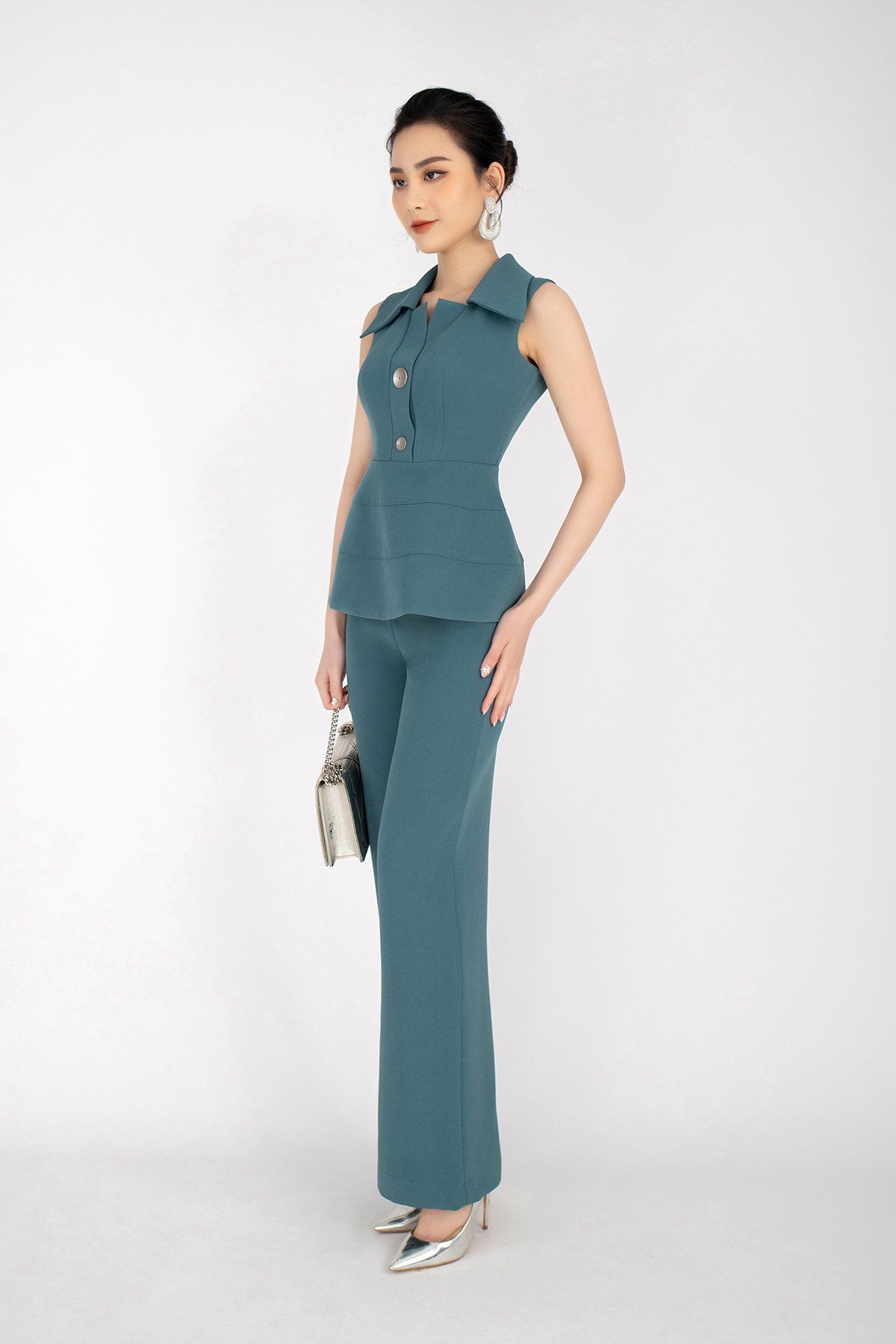 BKM32588 - Áo sơ mi công sở vải phi cát dáng peplum ve cổ bản to khuy trang trí khóa thân sau - PANTIO