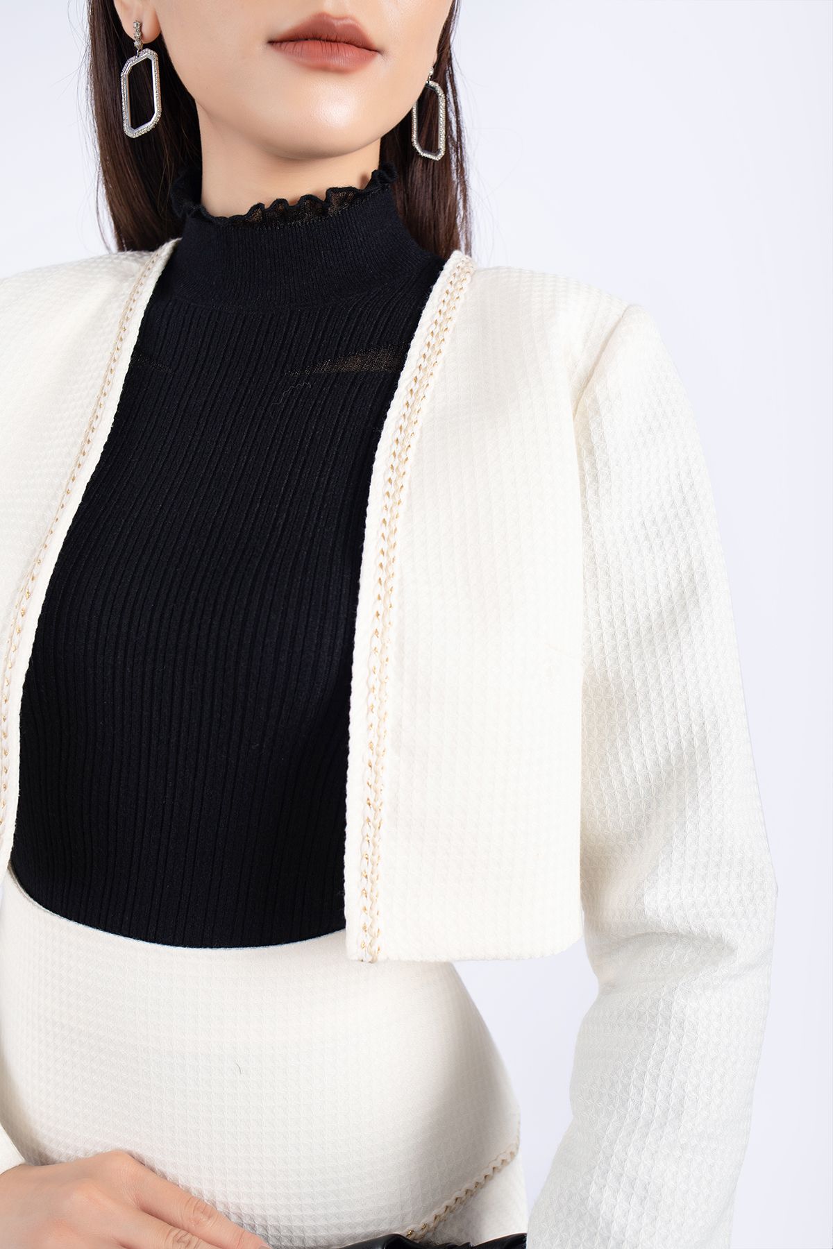 BKM92725 - Áo khoác vải dạ dáng croptop viền phối dây ren trang trí - PANTIO