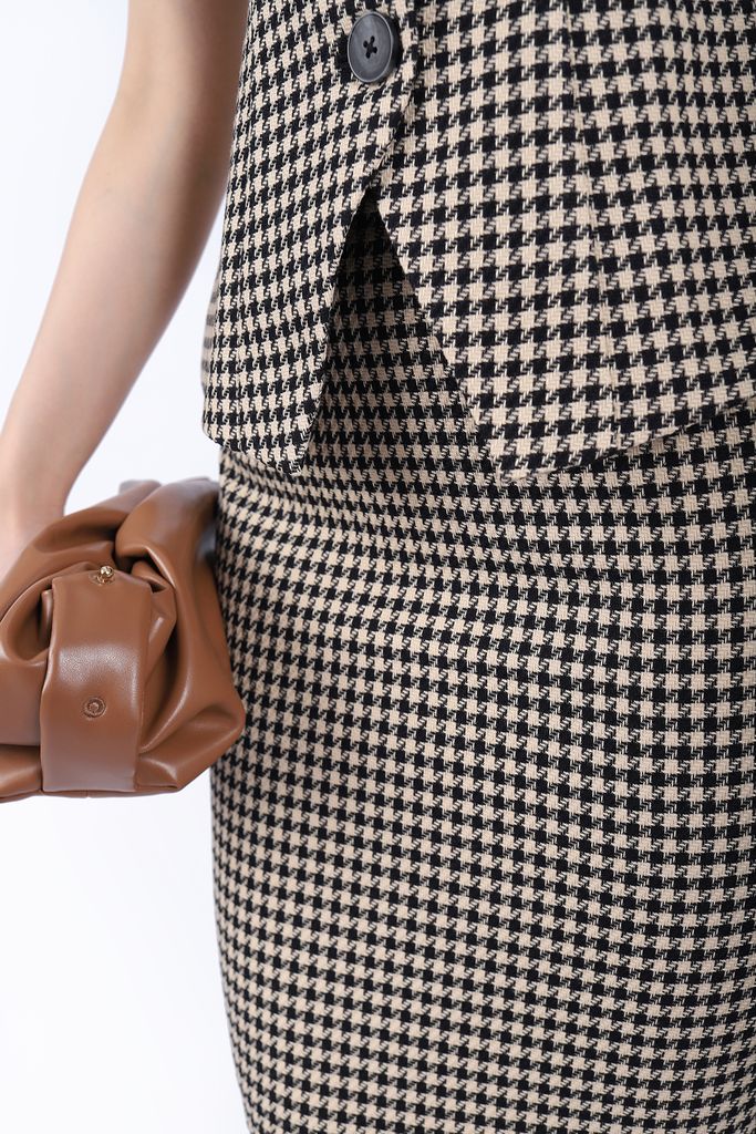 BKM92967 - Áo vest công sở vải dạ dáng ôm có lót vải lụa gió cổ V cài cúc vạt nhọn - PANTIO