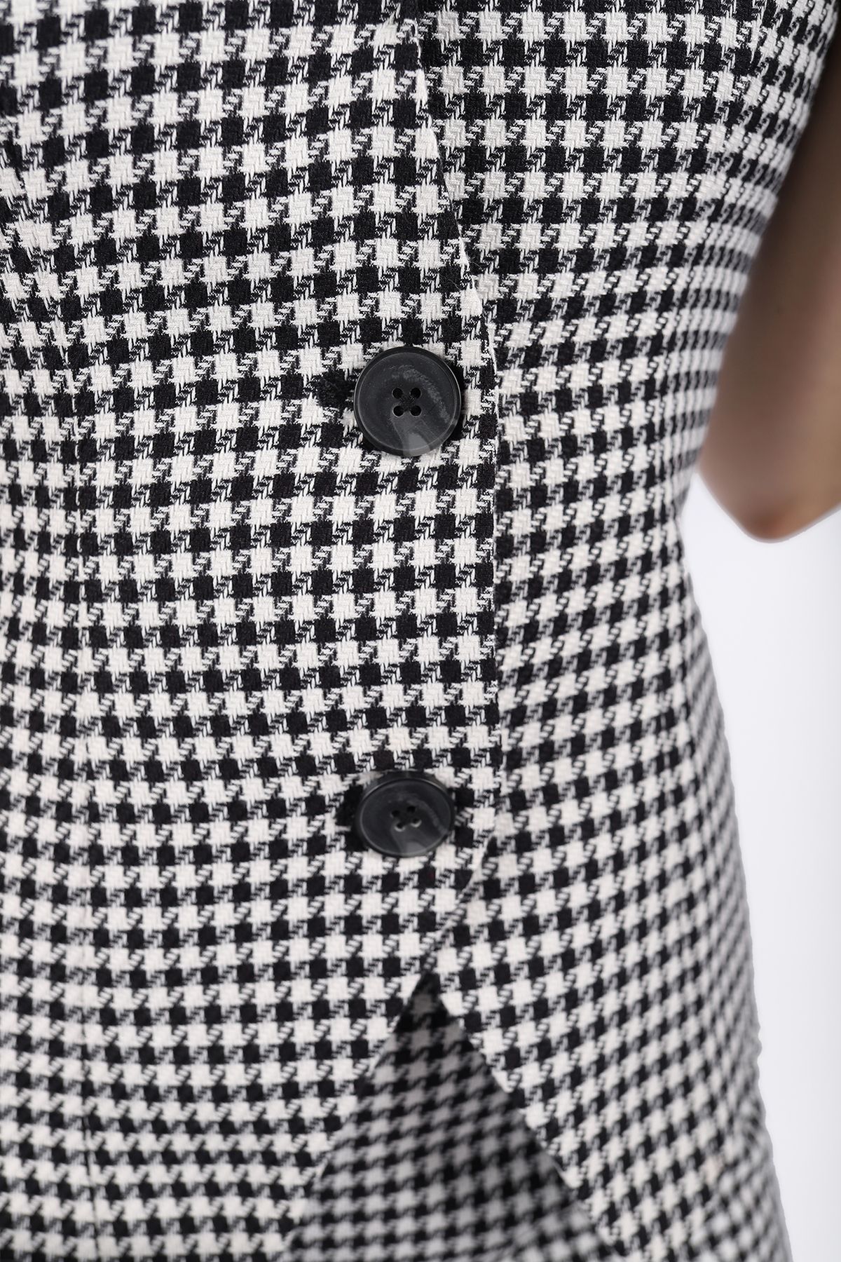 BKM92967 - Áo vest công sở vải dạ dáng ôm có lót vải lụa gió cổ V cài cúc vạt nhọn - PANTIO