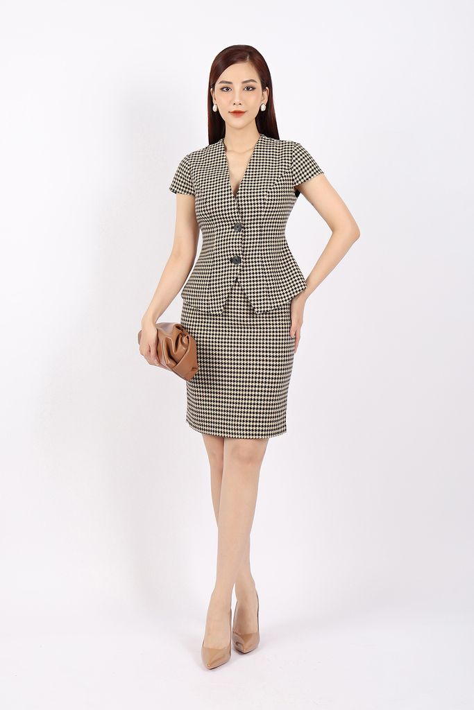 BKM92967 - Áo vest công sở vải dạ dáng ôm có lót vải lụa gió cổ V cài cúc vạt nhọn - PANTIO